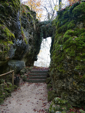 romantischer Felsdurchgang im Felsengarten Sanspareil