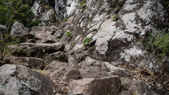 der Wanderweg steigt über Felsstufen zum Wasserfall ab