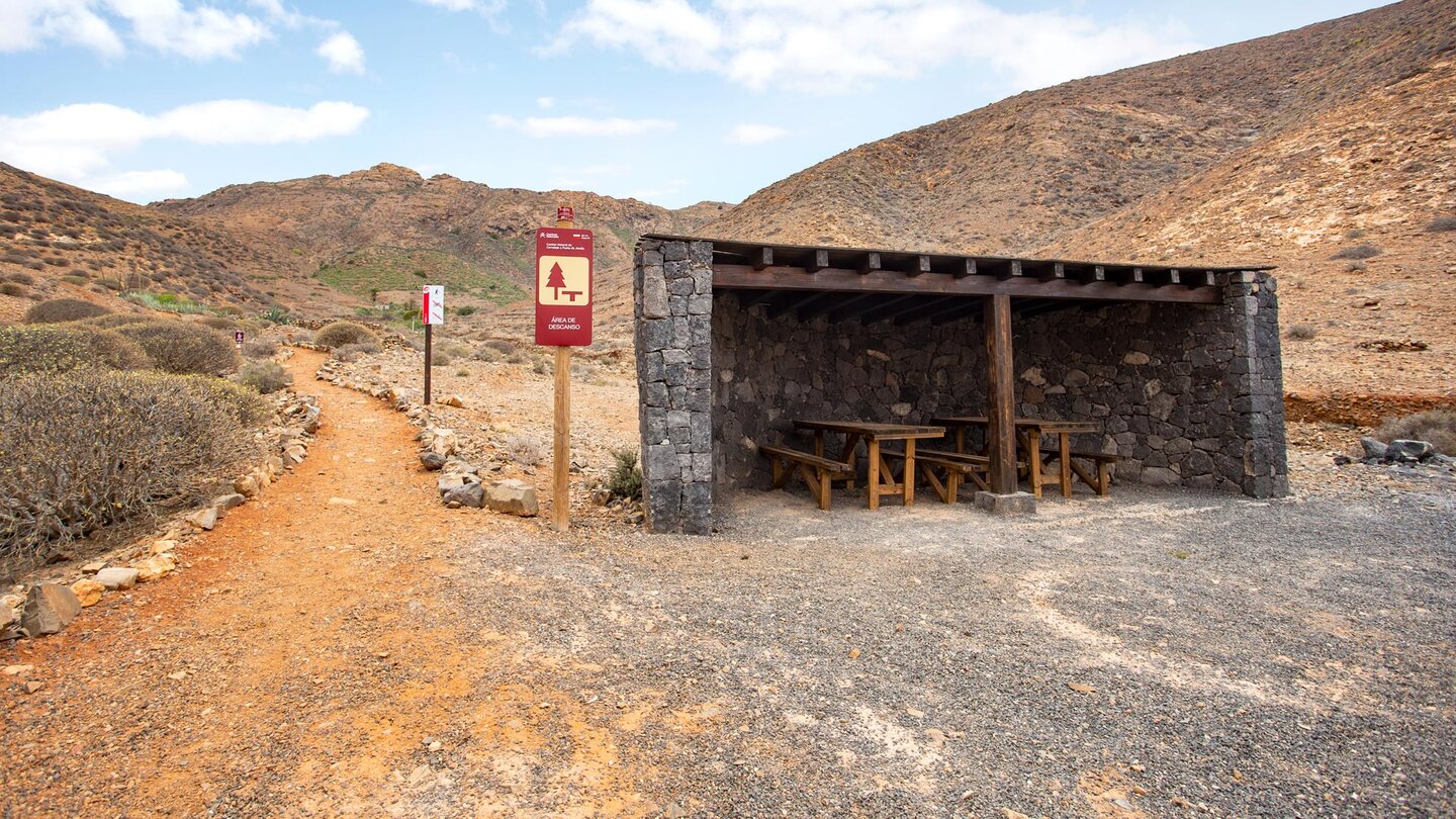 Schutz- und Rasthütte am Wanderweg GR-131