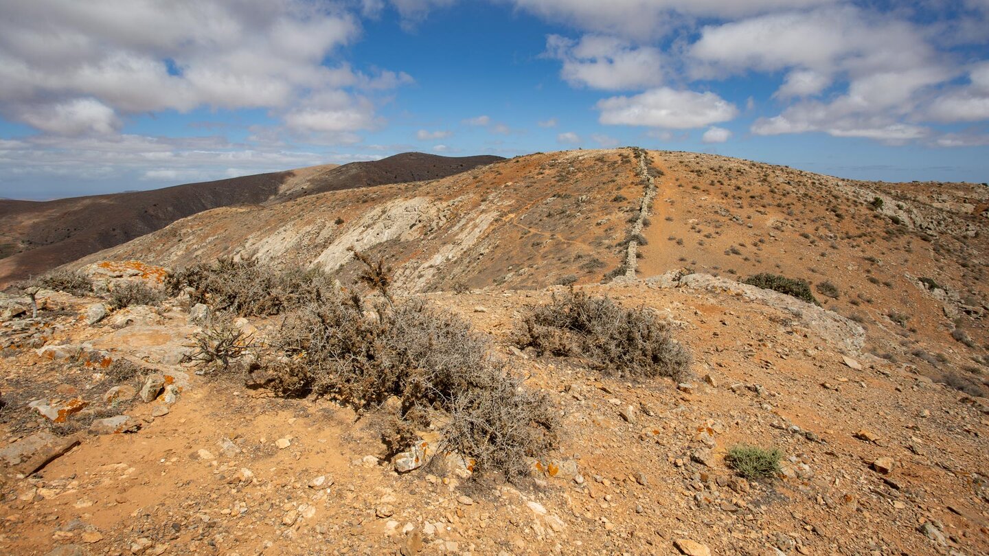 Wanderpfad entlang Trockenschichtmauern zwischen Pico Lima und Gran Montaña