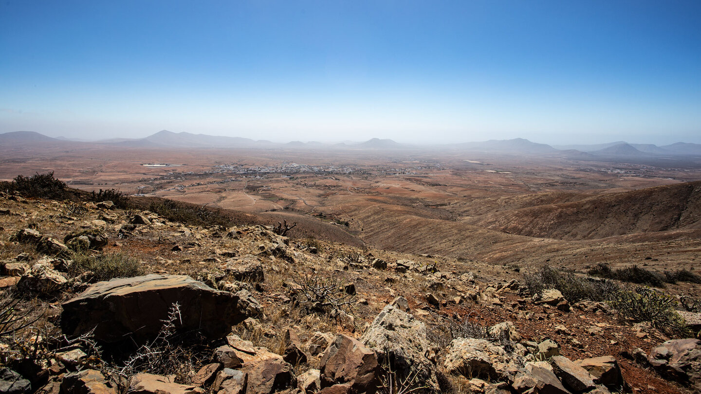 Blick über die Ebene von Antigua entlang des Wanderwegs