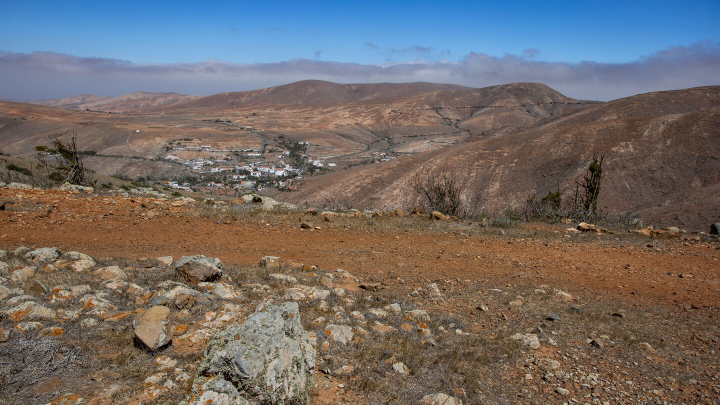 Ausblick von der Passhöhe Degollada de Marrubio auf den Ort Betancuria