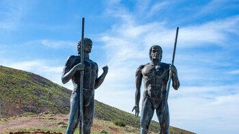 die Majo-Statuen Guise und Ayose an der Passhöhe bei Betancuria