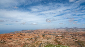 Ausblick über den Norden von Fuerteventura von der Passhöhe bei Betancuria am GR 131