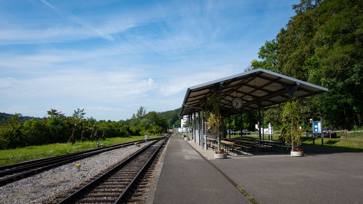 Blick über den Bahnsteig des Bahnhof Weizen
