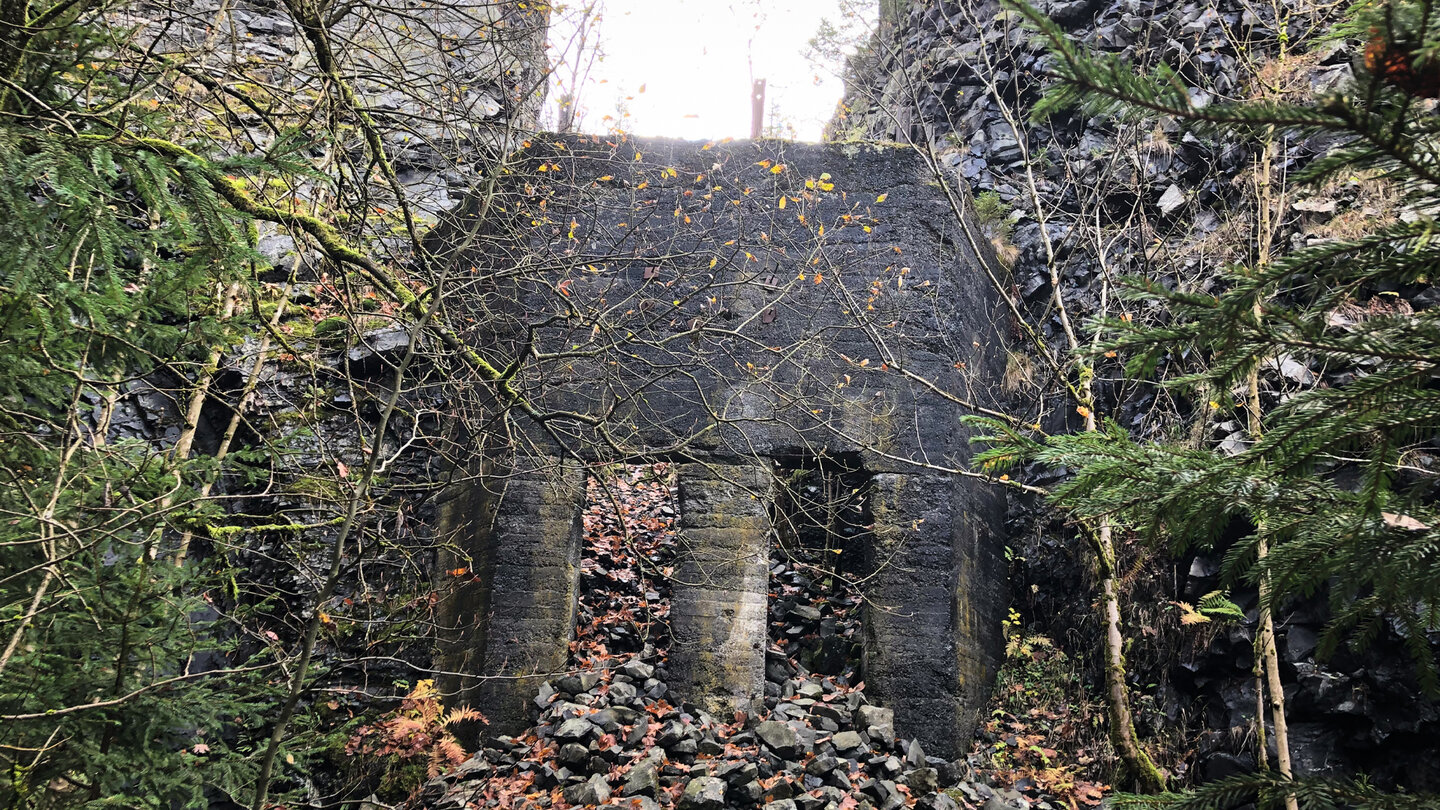 alte Mauerreste zwischen den Basaltfelsen Mauerreste zwischen den Basaltfelsen