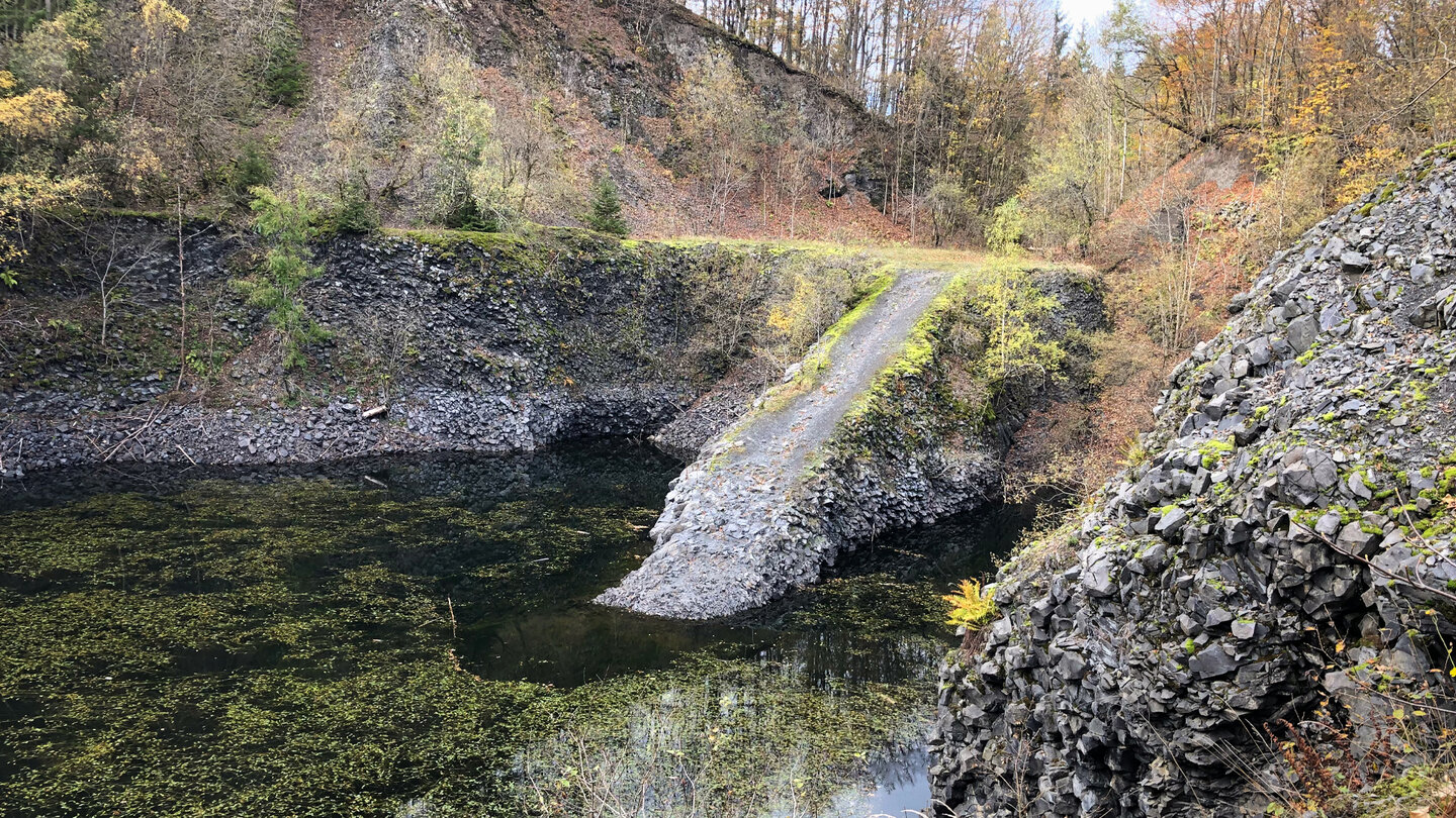 alter Steinbruchweg am Basaltsee Steinbruchweg am Basaltsee