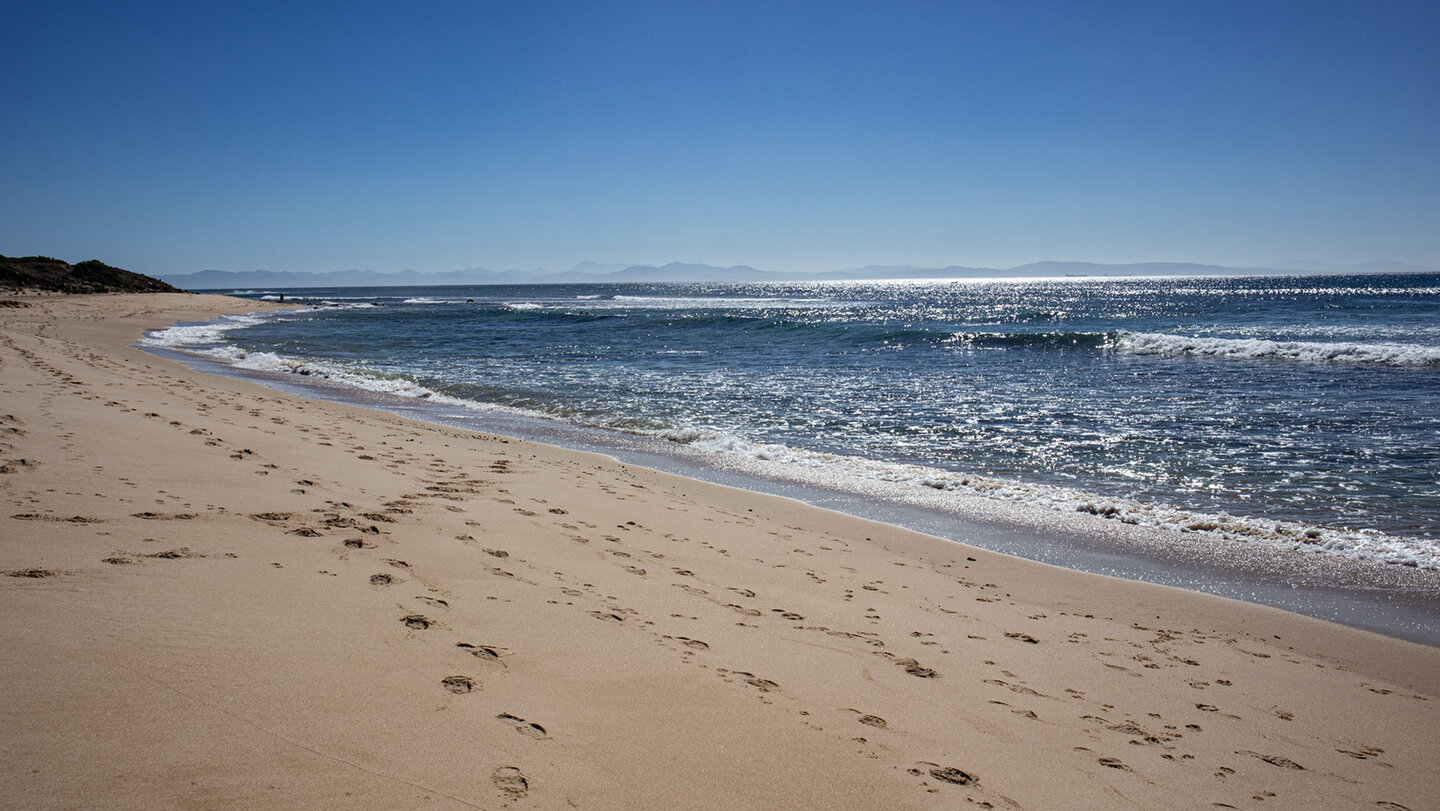 Blick entlang der Playa de Bolonia bis Marokko