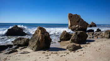 Felsen an der Küste bei Bolonia