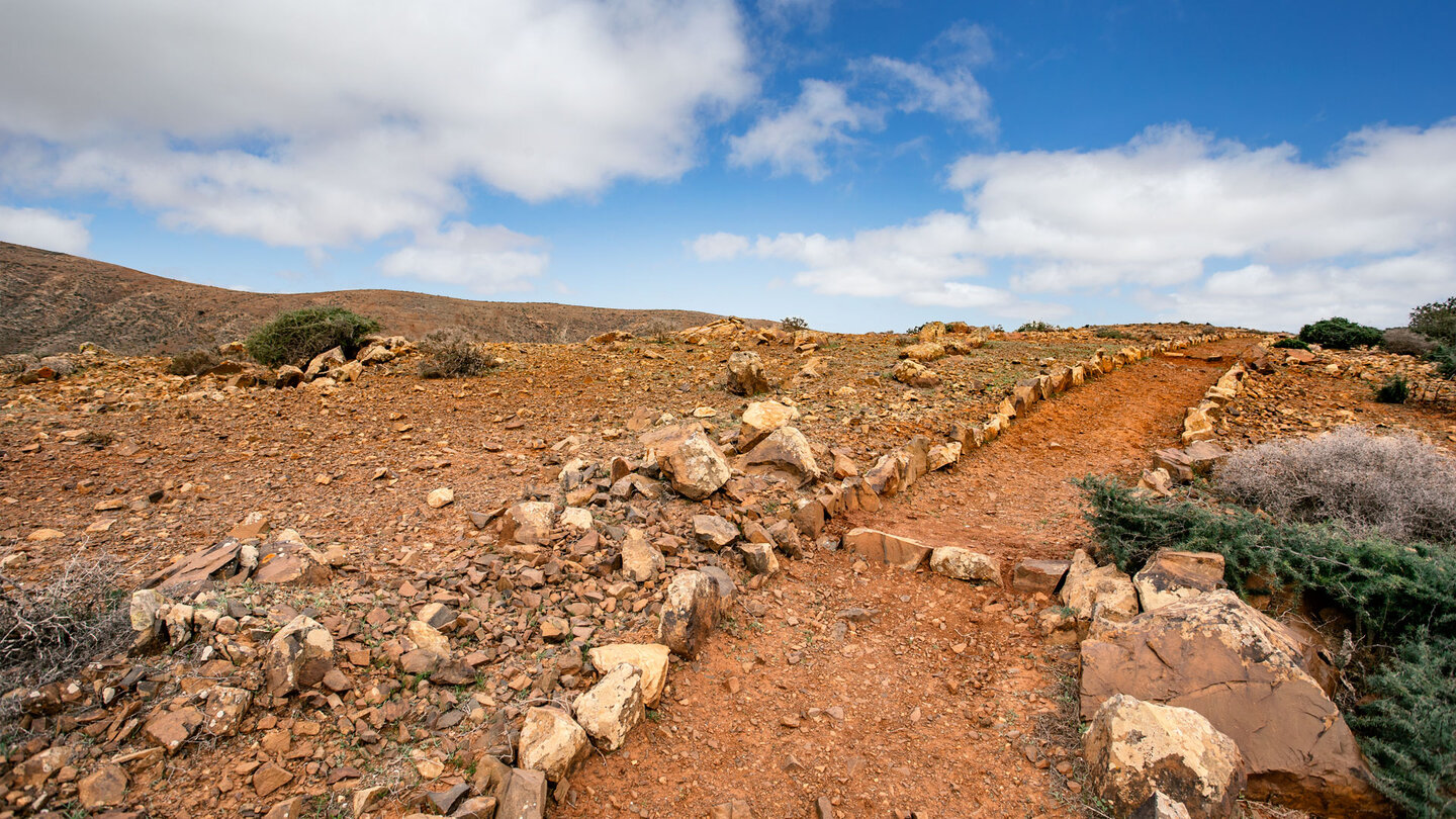 gut ausgebauter Wanderweg entlang der Gipfelkette bei Betancuria