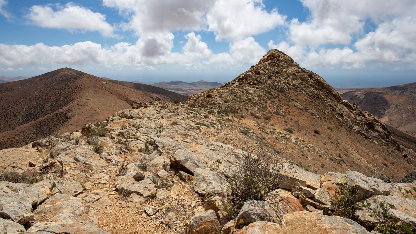 Ausblick auf den Risco Blanco am Gipfelgrat von Betancuria