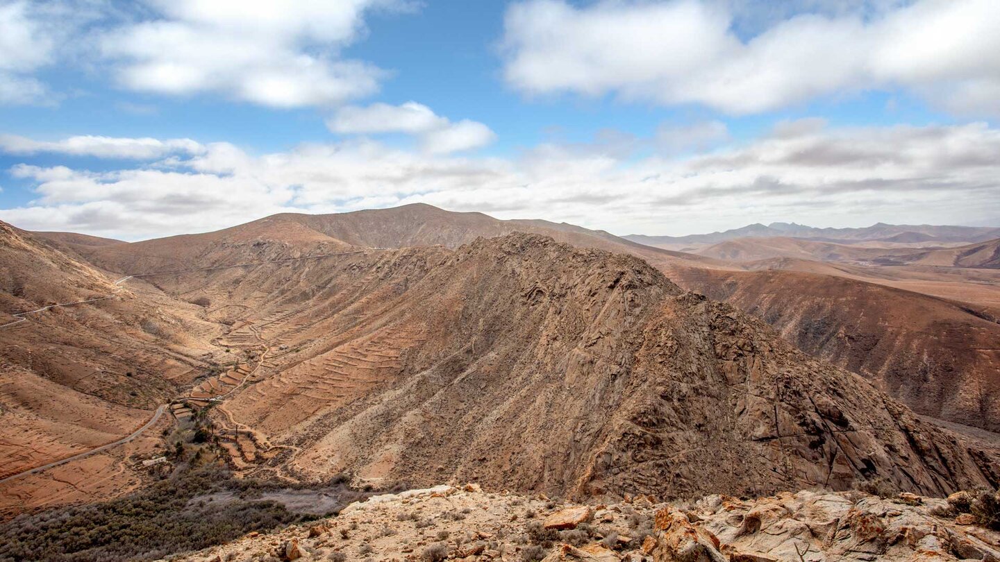 Ausblick auf den zerklüfteten Bergrücken Risco de las Peñas