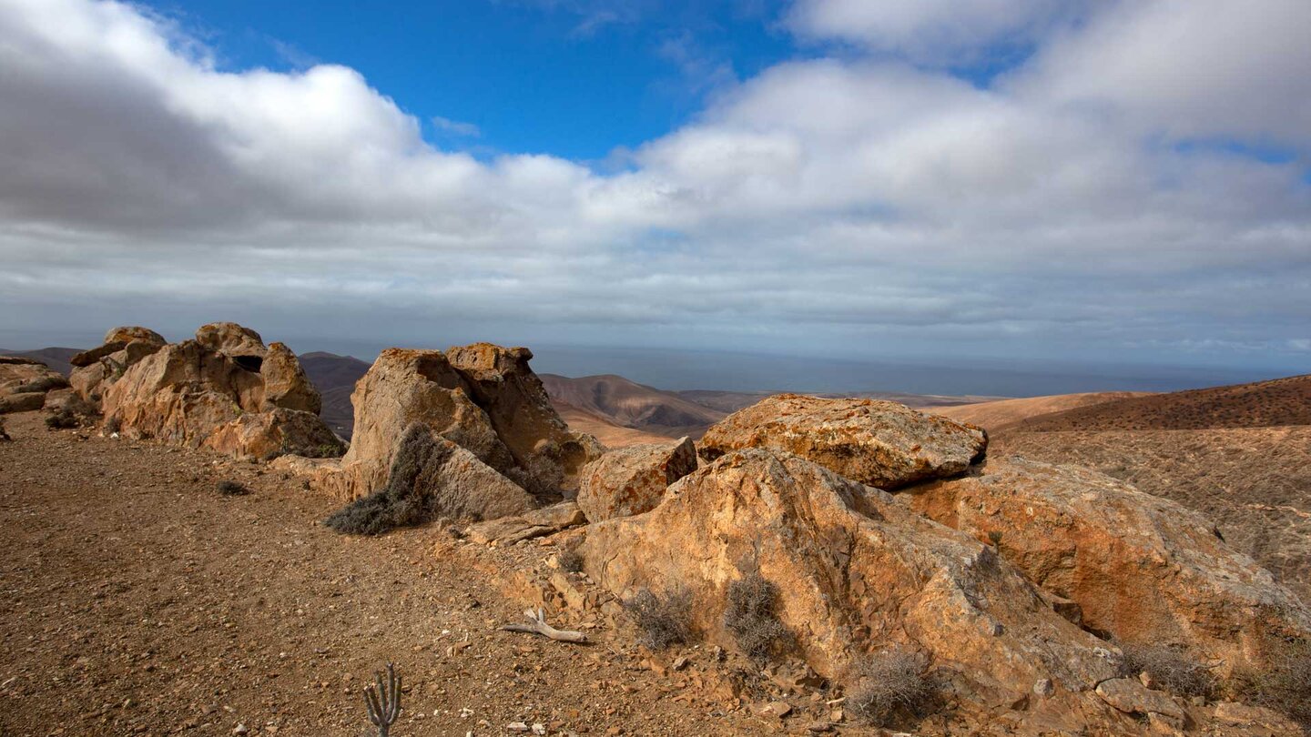 Blick vom Gipfelplateau des Pico de la Aguililla auf den Atlantik