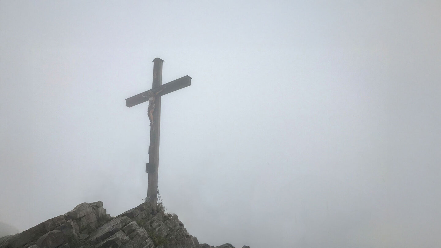 das Gipfelkreuz auf dem 1.683 Meter hohen Becherspitz Gipfelkreuz auf dem Becherspitz