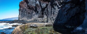 das Meerwasserbassin Charco de La Laja auf El Hierro befindet sich am Fuße mächtiger Steilklippen