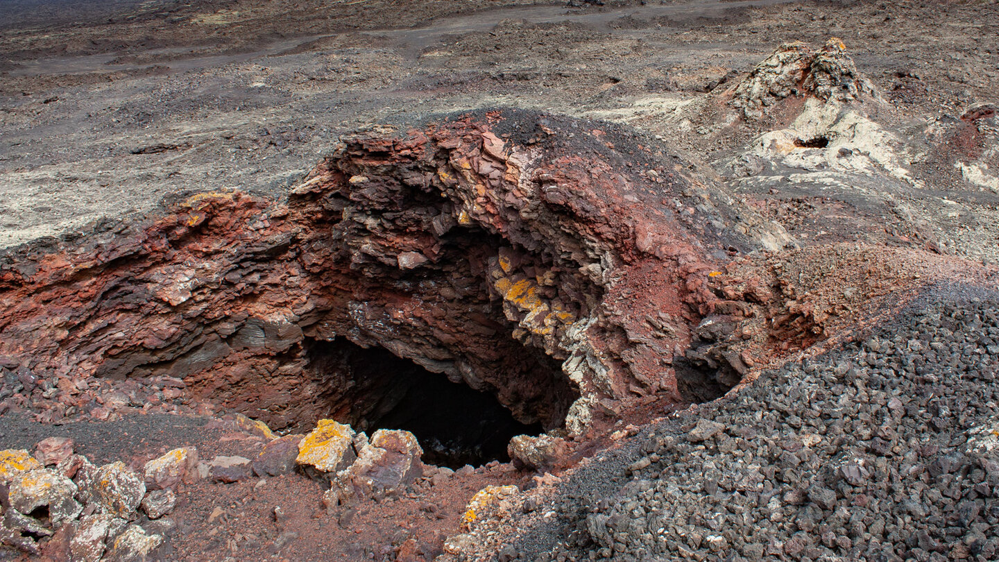 bunt gefärbtes Vulkangestein an der Eruptionsstelle