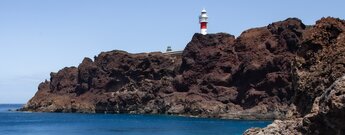 Blick auf den rot-weiß gestreiften Leuchtturm von Punta del Frailete