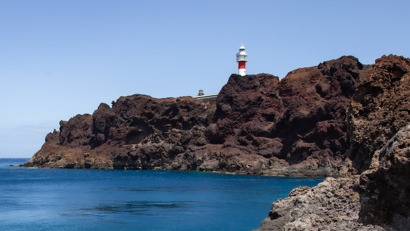 Blick auf den rot-weiß gestreiften Leuchtturm von Punta del Frailete