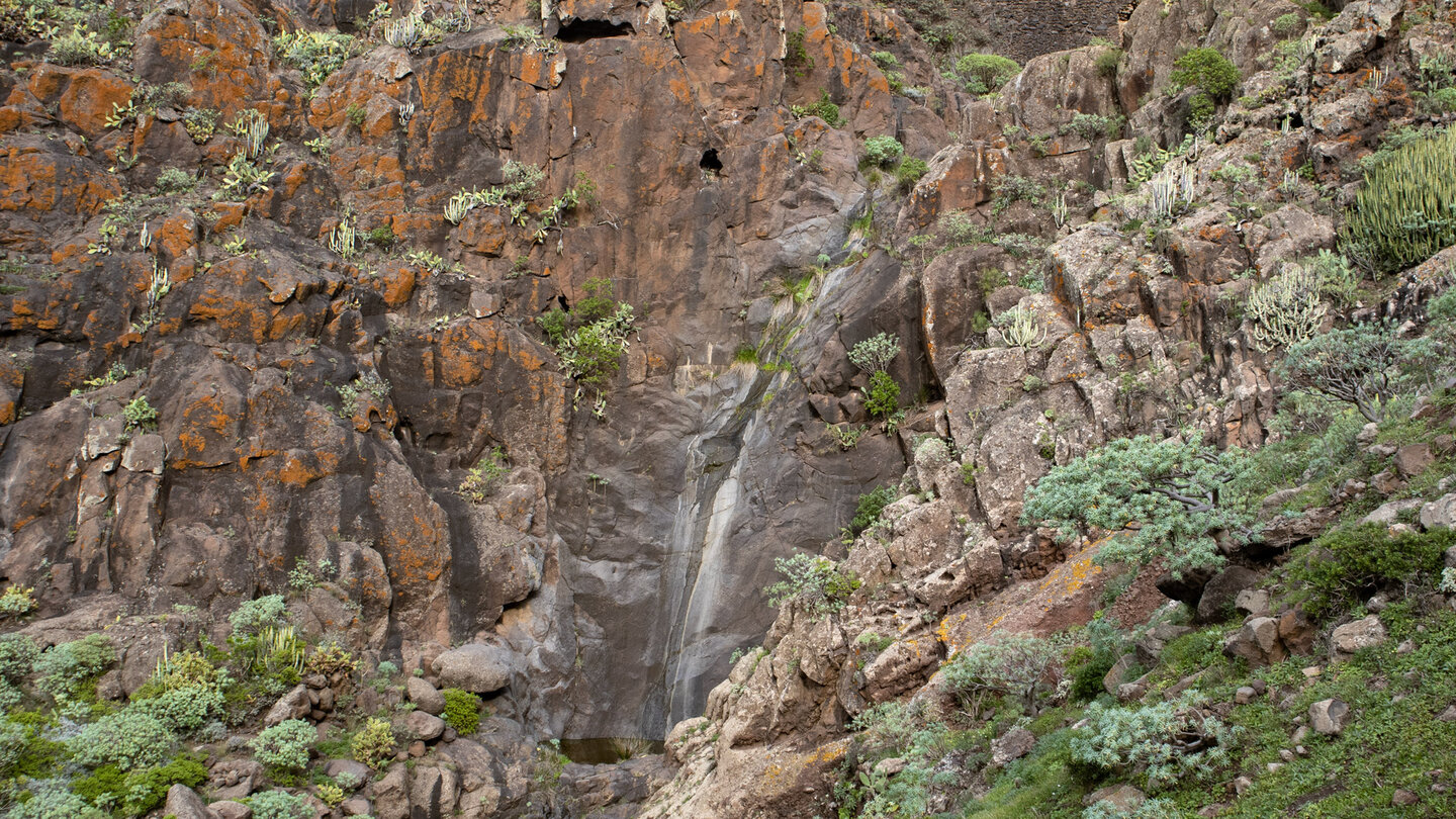 vom Wasserfall Salto de Itobal geglättete Steilwand