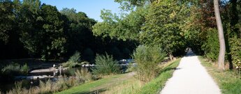 wunderschöne Uferpromenade an der Wiese bei den Langen Erlen