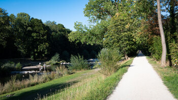 wunderschöne Uferpromenade an der Wiese bei den Langen Erlen