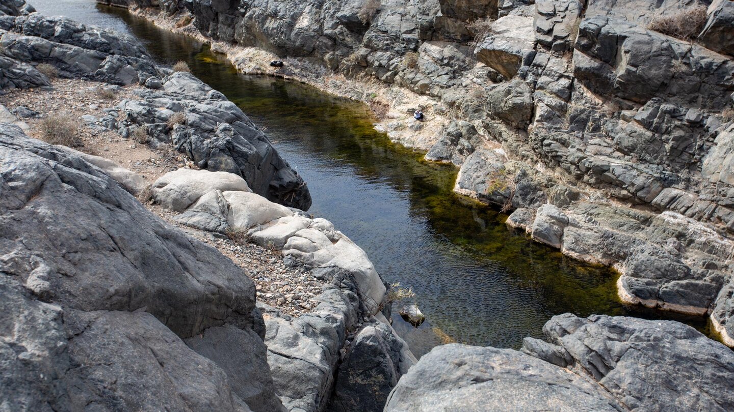 Wasserlauf zwischen Felsformationen am Ausgang der Schlucht