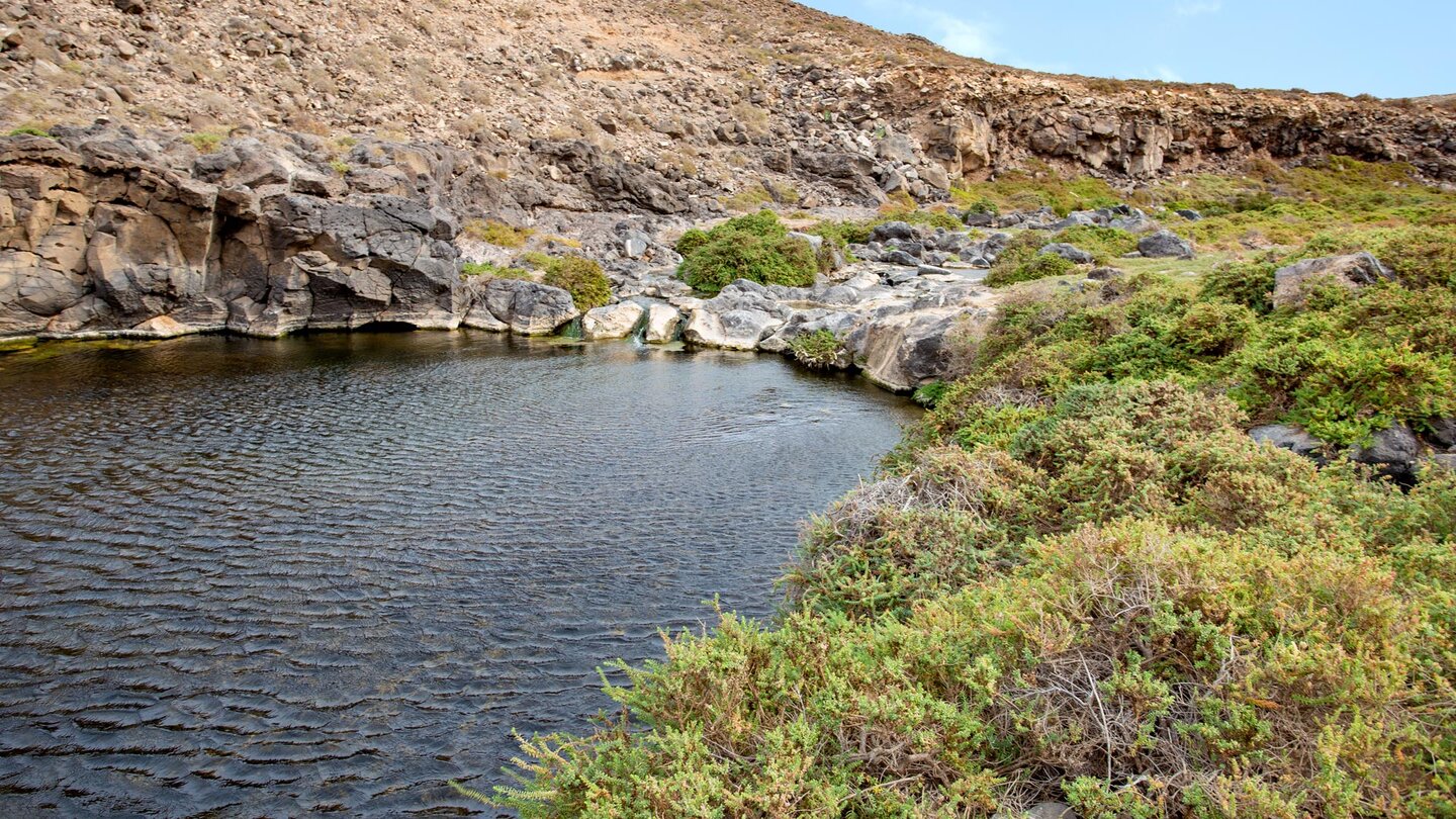 am Wanderweg durch den Barranco de Los Molinos befindet sich ein großes Wasserbecken am Wanderweg durch den Barranco de Los Molinos befindet sich ein großes Wasserbecken