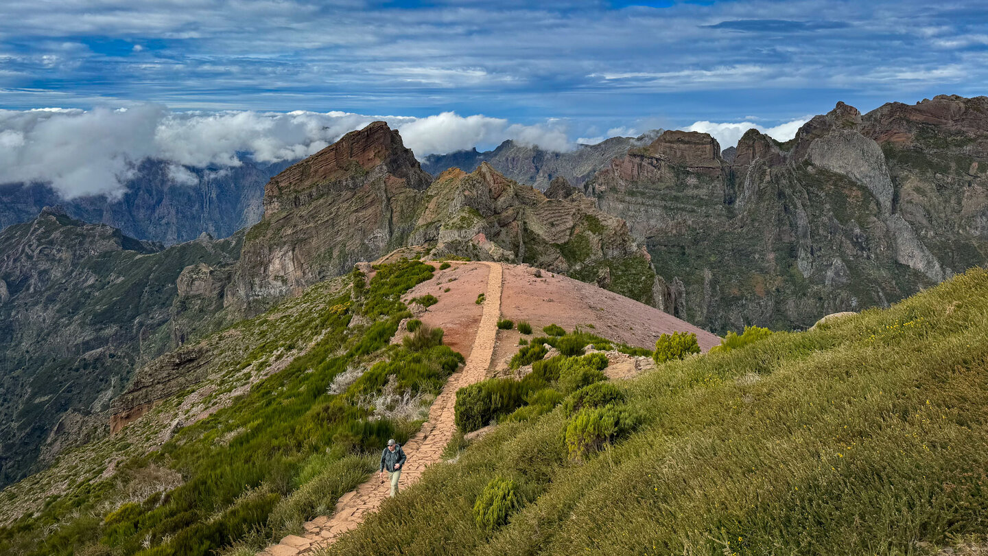 Wanderweg vom Pico do Areeiro auf Madeira zum Pico Ruvio Wanderweg vom Pico do Areeiro zum Pico Ruvio