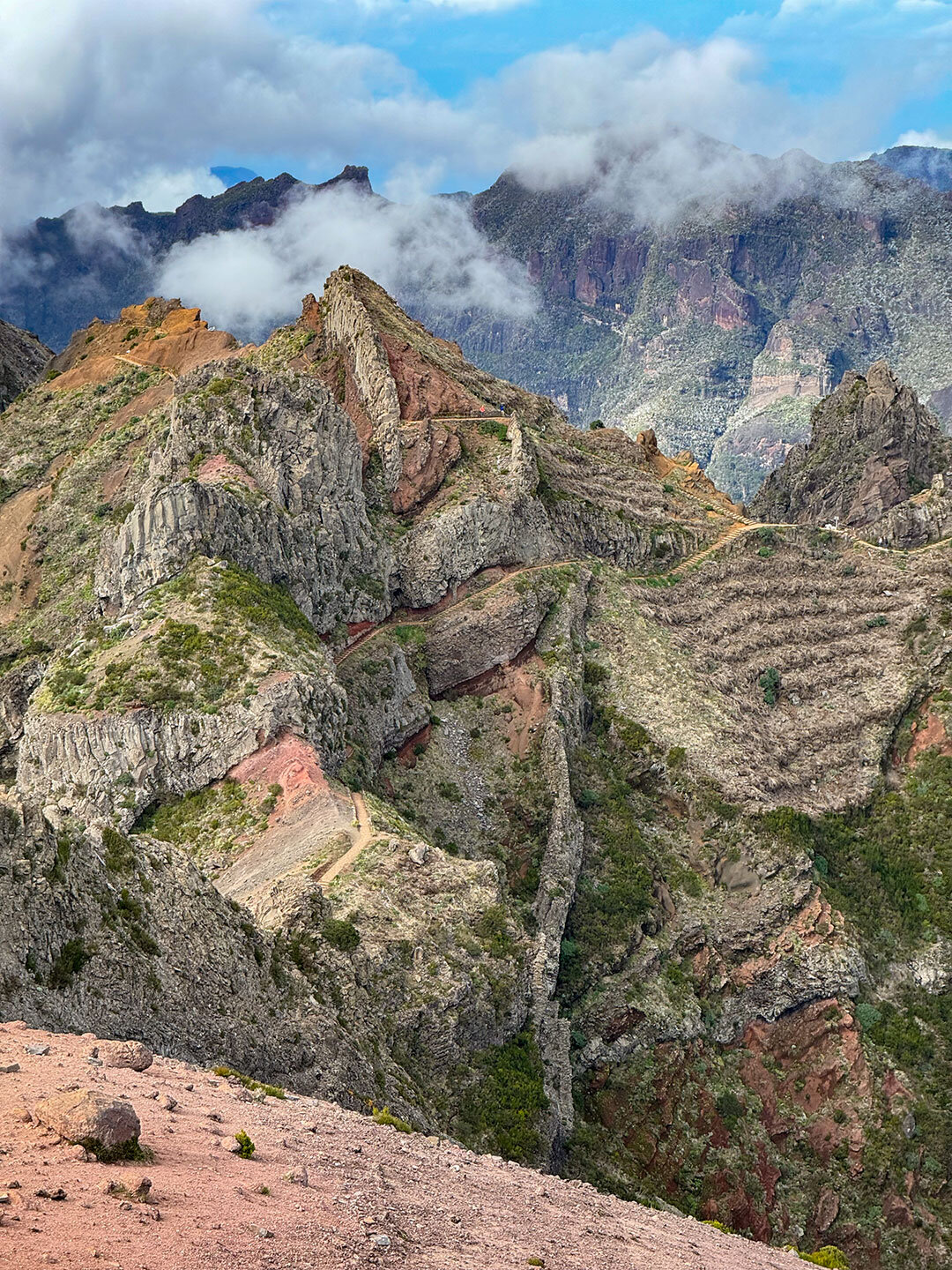 Blick vom Pico do Areeiro auf den gut ausgebauten Wanderweg zum Pico Ruvio Blick vom Pico do Areeiro auf den Wanderweg zum Pico Ruvio