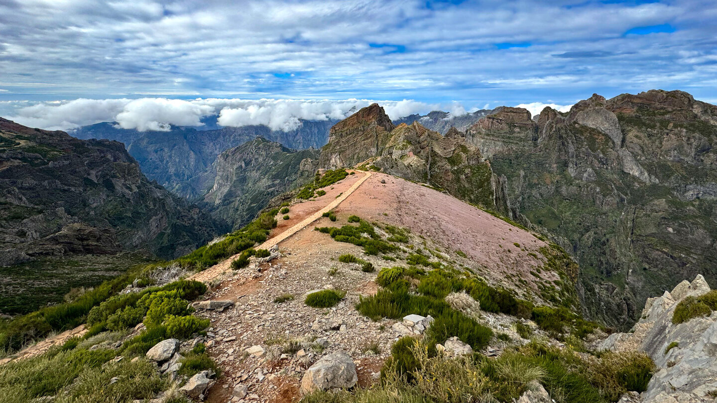 Ausblick vom Pico do Areeiro auf das zentrale Bergmassiv Madeiras Ausblick vom Pico do Areeiro auf das Bergmassiv Madeiras