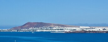 der ehemalige Fischerort Playa Blanca auf Lanzarote mit dem Montaña Roja im Hintergrund