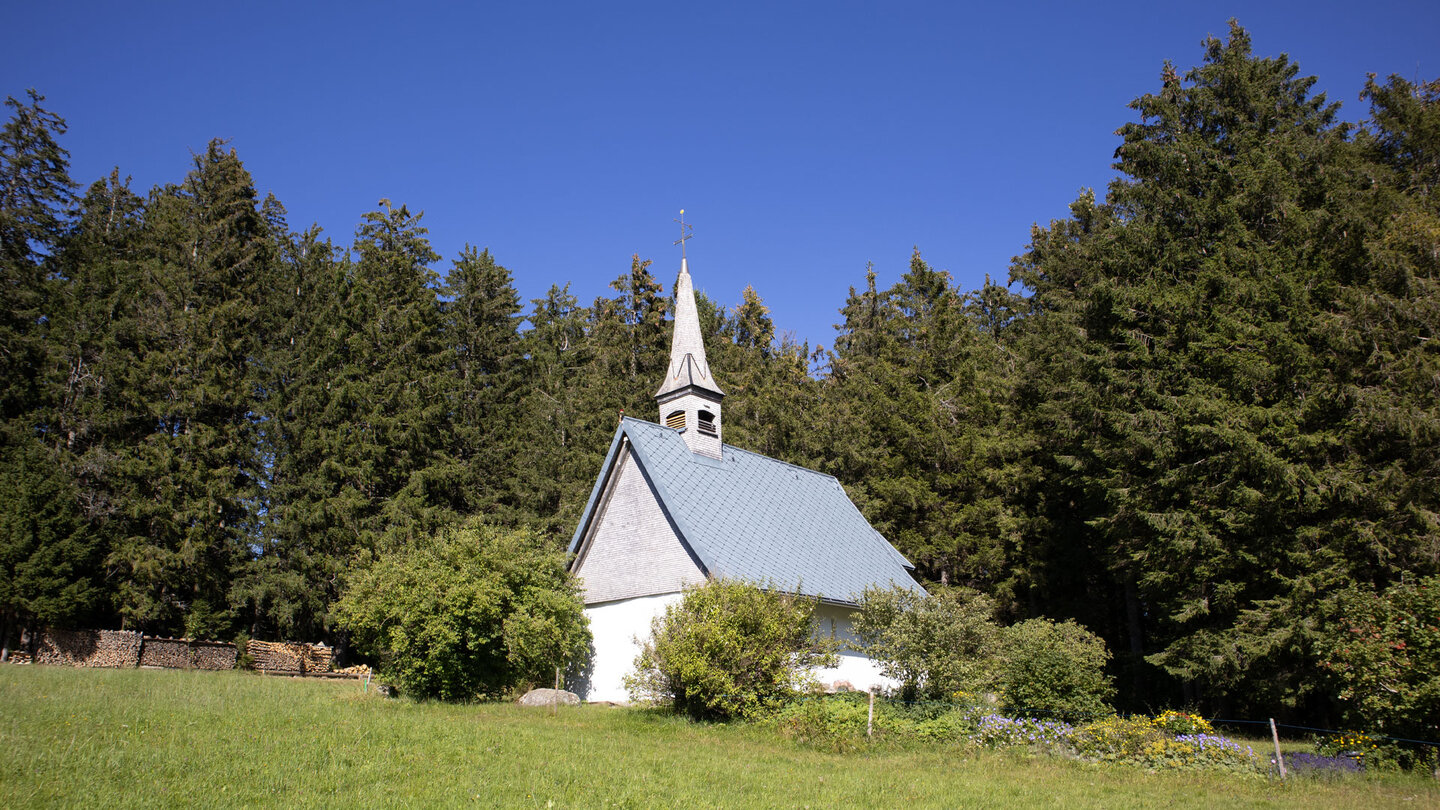 die alte Martinskapelle vor dem Wald