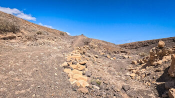 Wanderungdie karge Landschaft im  durch zahlreiche Schluchten im Ajaches-Gebirge
