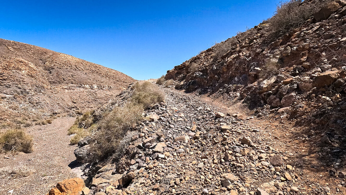 Wanderweg durch erodierte Schluchten im Ajaches