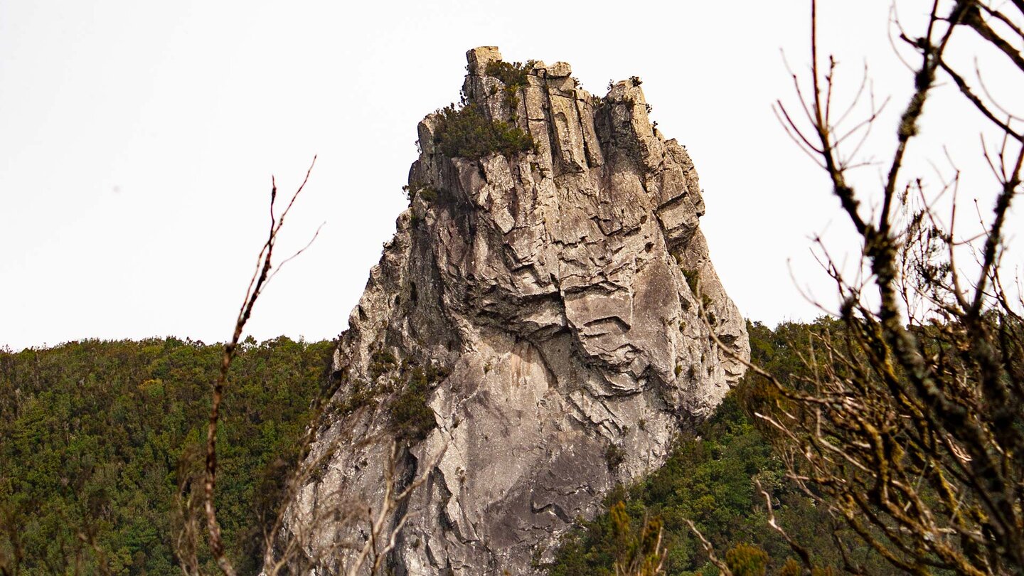 erste Ausblicke auf den Roque de Anambro auf der Wanderung durchs Anaga