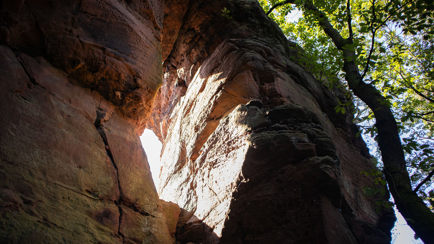 sonnendurchflutete Felsspalte am Hochstein