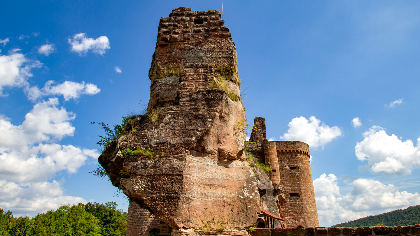 Blick auf die Ruinen der Dahner Burgengruppe
