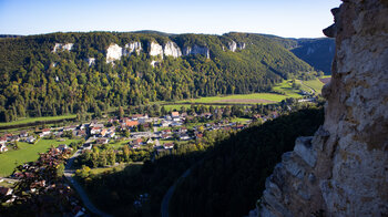Blick von der Burg auf Hausen im Tal und die Hausener Wand