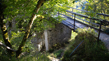 hemalige Zugbrücke der Burgruine Hausen
