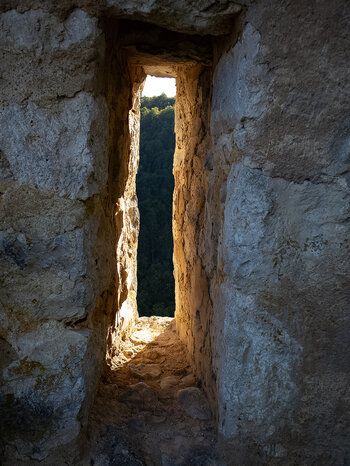 Schießscharte in den Überresten der Burgruine Hausen