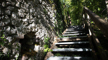 Treppe auf dem Gelände der Burg Hausen
