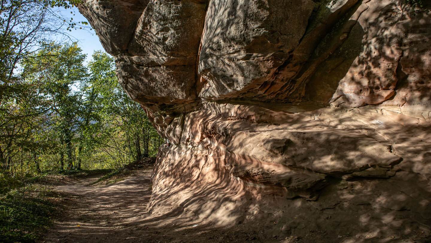 Der Wanderweg am Burgfels der Ruine Lindelbrunn.