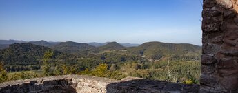 Von der Burgruine Lindelbrunn aus bietet sich ein Panorama über den Wasgau.