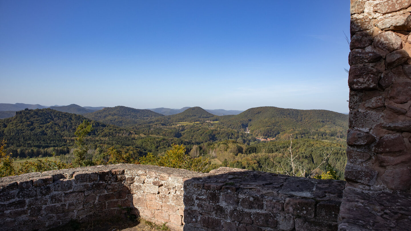 Von der Burgruine Lindelbrunn aus bietet sich ein Panorama über den Wasgau.