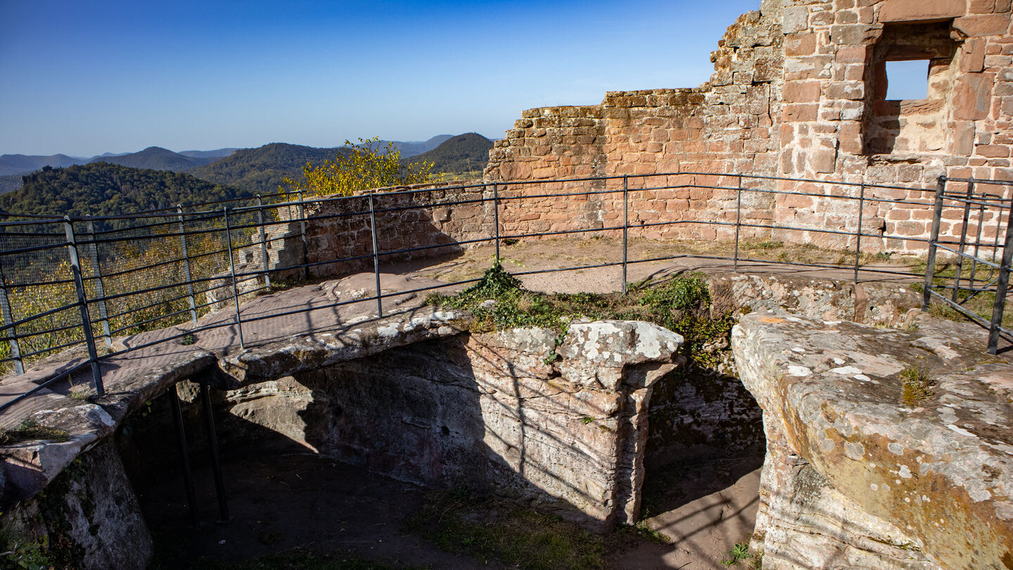 Die Felsenkammer der Burgruine Lindelbrunn wurde direkt in den Sandstein gehauen.