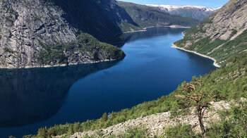 Blick von den Berghängen auf den Ringedalsvatnet