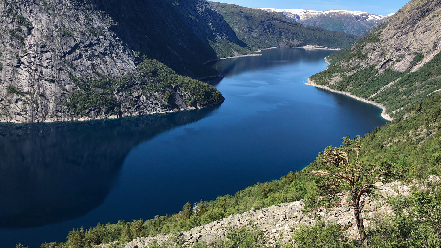 Blick von den Berghängen auf den Ringedalsvatnet