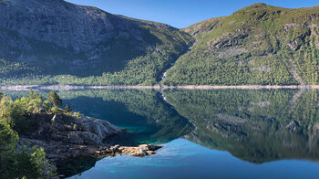 das kristallklare Wasser des Ringedalsvatnet mit seinen Spiegelungen