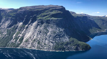 wie gemalt liegen die Felshänge auf dem Wasser des Ringedalsvatnet