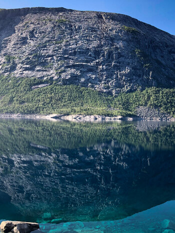 unglaubliche Spiegelungen auf dem Wasser des Ringedalsvatnet
